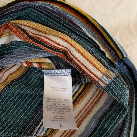 Ava James short sleeve shirt with zip front. Size Large - Picture 4 of 4